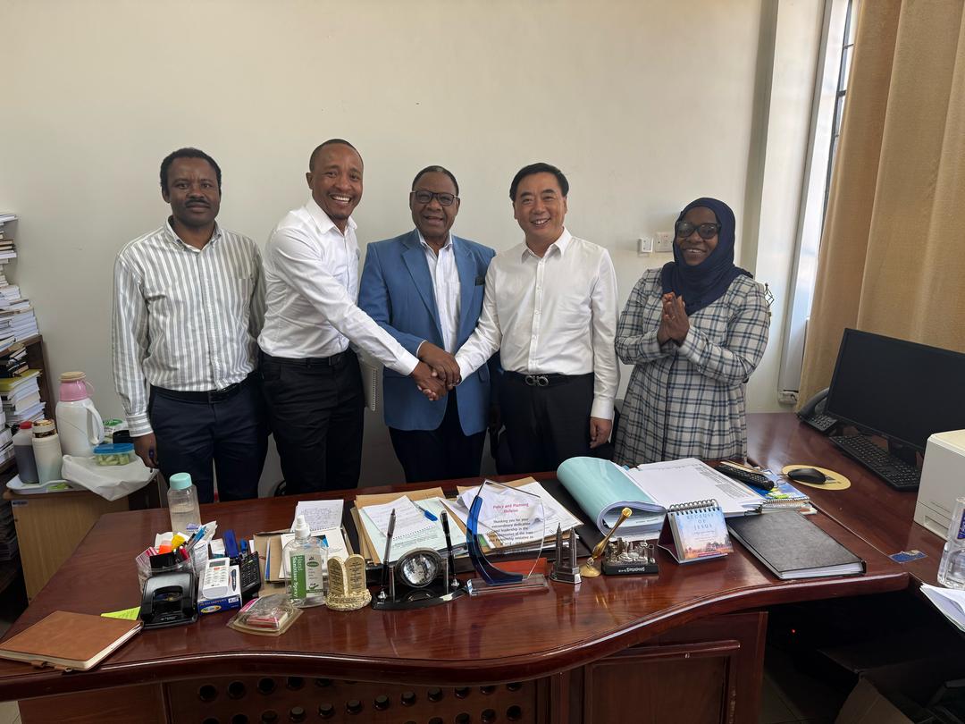 Meya akipeana mkono na Mkandarasi wa Stendi ya Ngangamfumuni
